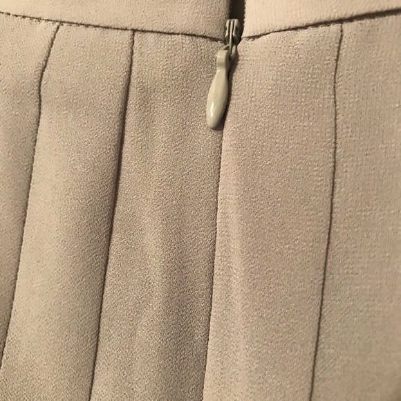 Ann Taylor light silver/gray pleated skirt size 2. - Picture 5 of 10